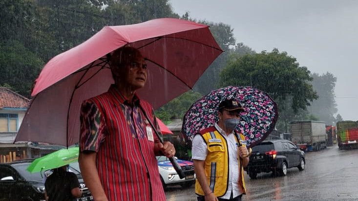 Aksi Ganjar Cek Jalur Mudik di Bawah Hujan: Alas Roban dan Kalikangkung Bakal Padat