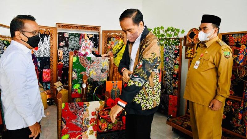 Jokowi ke Blora Jateng dan Beli Lukisan Dirinya, Pedagang: Seneng Banget, Deg-degan Pol