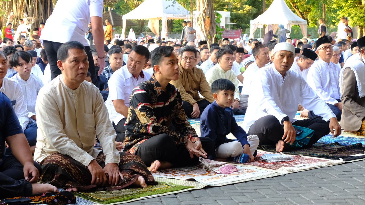 Tak Temani Jokowi, Gibran Salat Id di Balai Kota Solo