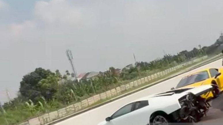 Detik-detik Mobil Lamborgini Kecelakaan di Tol Tangerang