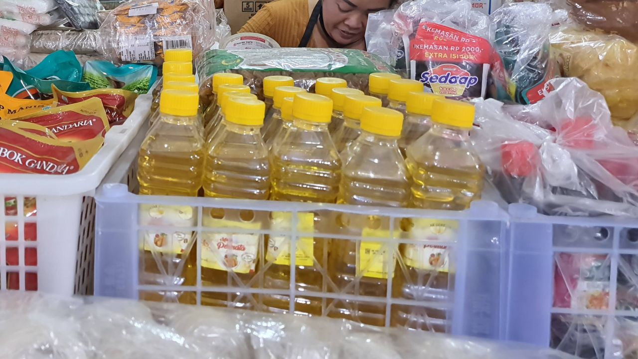 Kota Solo Alami Kelangkaaan Minyak Goreng, Pedagang: Sudah 3 Hari Saya Tak Jualan Minyak Kemasan