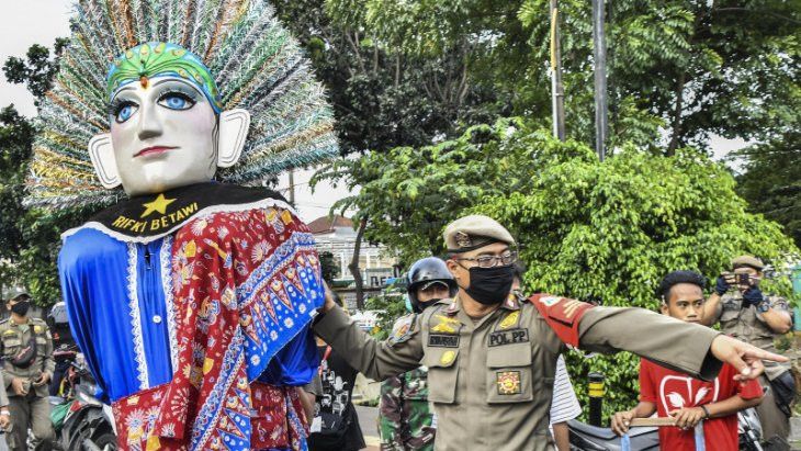 Sebentar Lagi Ondel-Ondel Akan Dilarang Mengamen di Jakarta