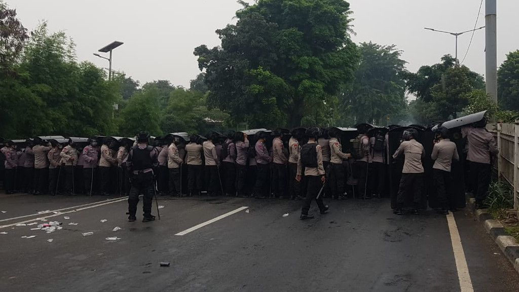 Terungkap! Pria Pembawa Sajam di PN Jaktim Bukan Pendukung Rizieq Shihab, Ternyata Pekerjaannya..