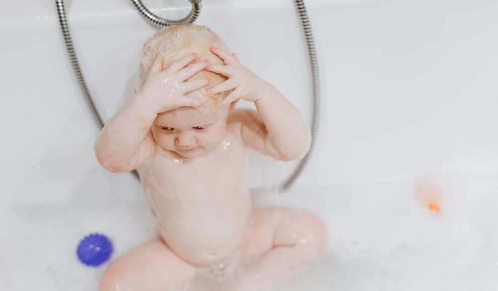 Memahami Efek Mandi Air Dingin untuk Bayi dan Waktu Ideal untuk Melakukannya