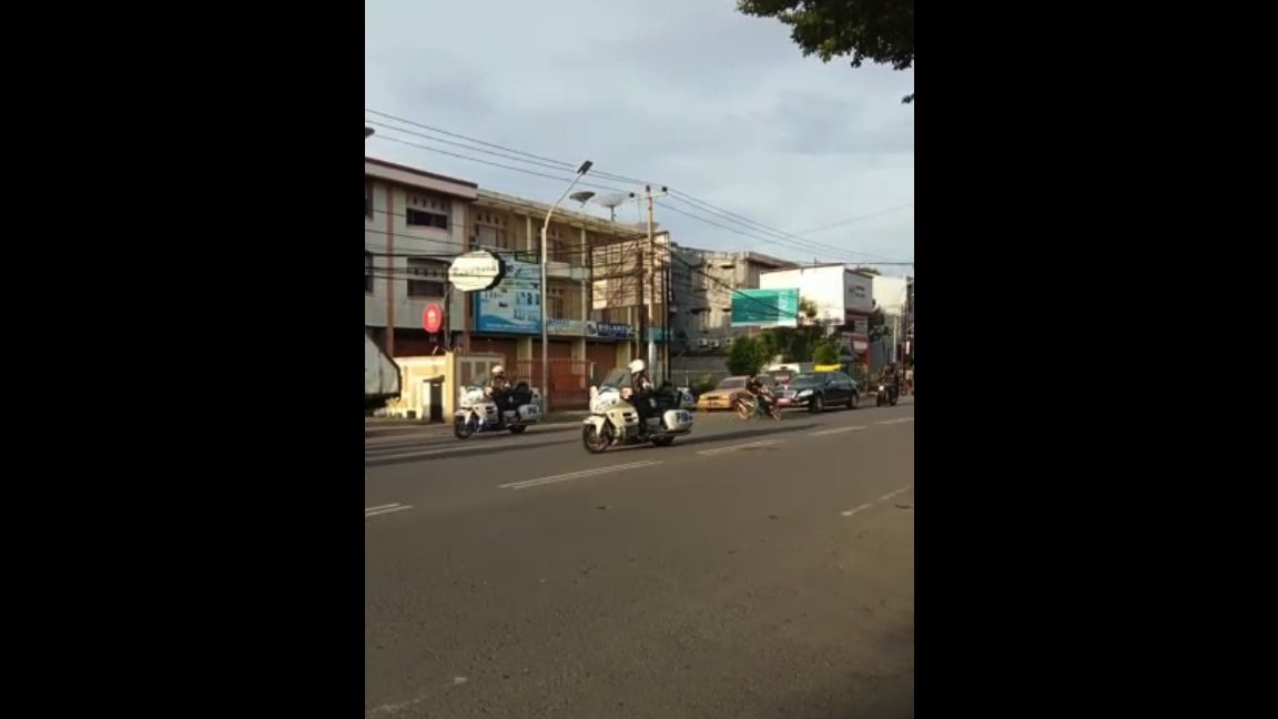 Viral Pemotor Ugal-ugalan Nyaris Tabrak Mobil Jokowi di Makassar
