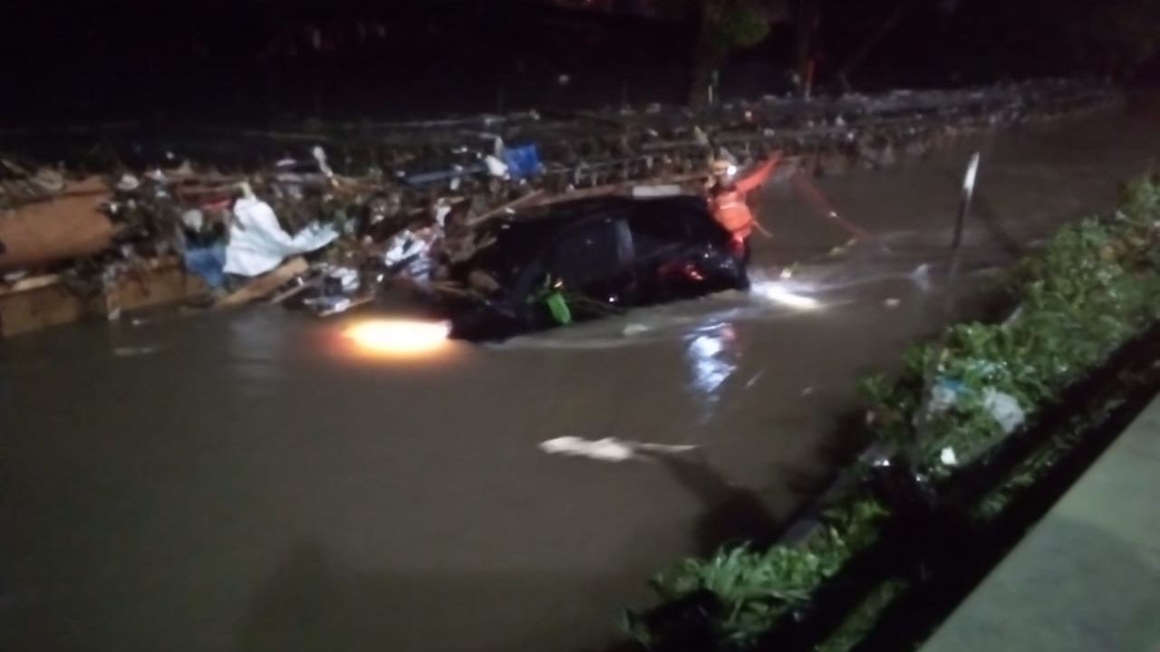 Pilih Jalan yang Keliru, Perempuan Muda di Bogor Terjebak Banjir yang Rendam Mobilnya