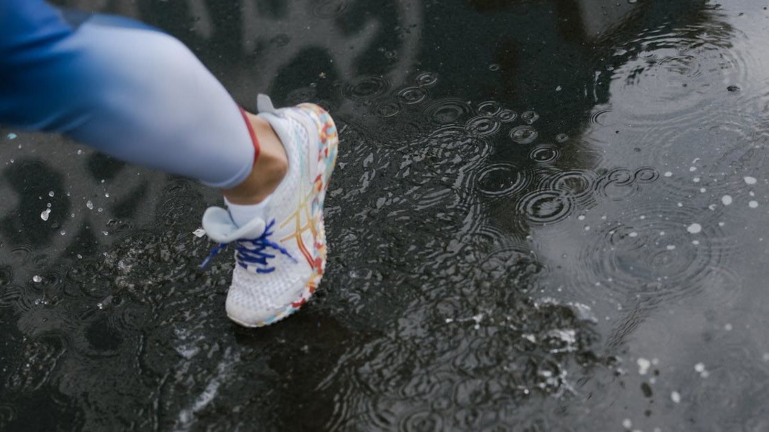 Ini Cara Membersihkan Sepatu Setelah Kehujanan, Jangan Asal Ditinggal