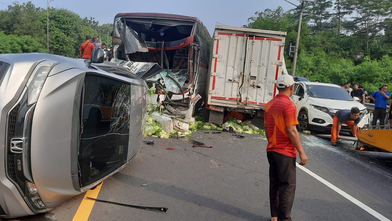 Kecelakaan Beruntun di Tol Cipularang: Libatkan 11 Kendaraan, 3 Orang Terluka