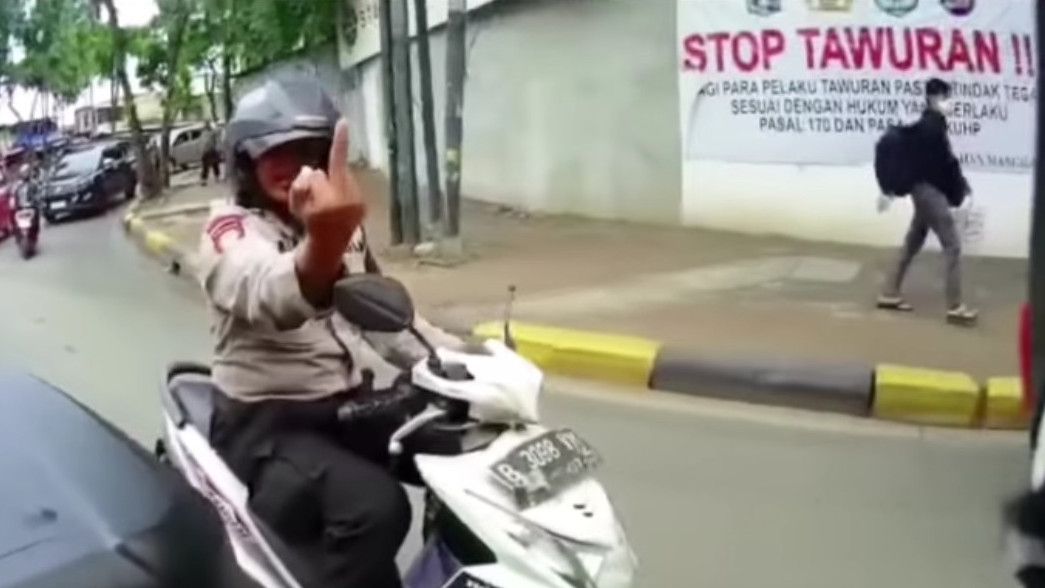 Viral Anggota Polisi Acungkan Jari Tengah ke Relawan Kawal Ambulans, Polres Jaksel: Jika Salah Pasti Ada Sanksinya