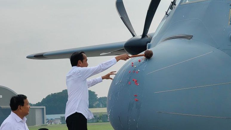 Tinjau Pesawat Hercules Terbaru dari AS, Jokowi: Ini Canggih