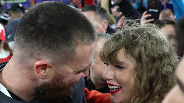 Momen Taylor Swift Hadiahi Travis Kelce Ciuman Bertubi-tubi Usai Lolos Super Bowl 2024