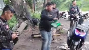 Truk Tanki di Bandung Bocor, Cairan Kimia Berbahaya Tumpah dan Rusak Banyak Motor