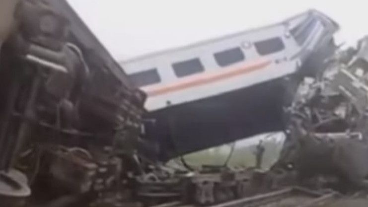 Tabrakan 2 Kereta di Bandung, 2 Orang Terjepit dan Terjebak di Gerbong