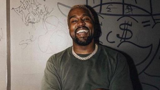 Keterlaluan, Kanye West Buang Piala Grammy ke WC Lalu Dikencingi