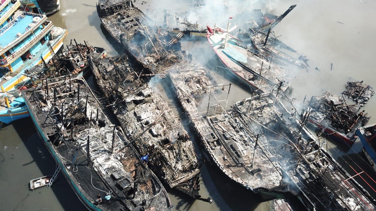Penampakan Belasan Kapal Nelayan di Tegal Terbakar, Polisi Selidiki Penyebabnya