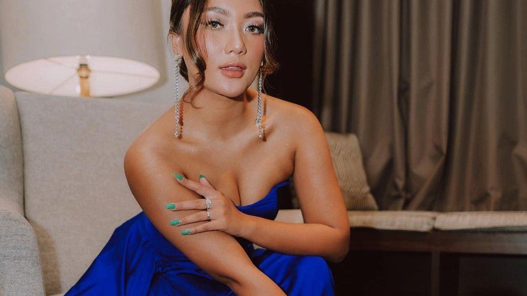 5 Gaya Seksi Marion Jola Pakai Dress Biru Elektrik, Netizen Langsung Jatuh Cinta: Kulitnya Bagus Banget!