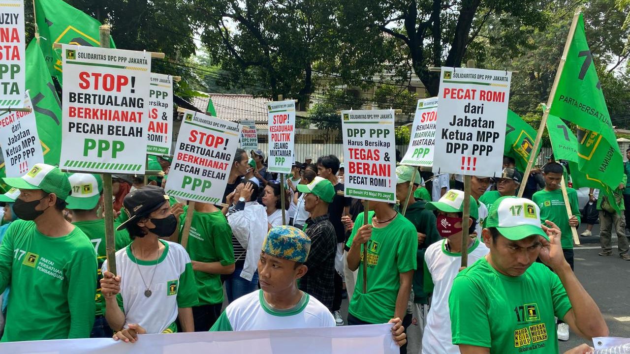 Geruduk Kantor DPP, Kader PPP Desak Romahurmuzy Dipecat