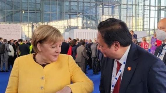 Airlangga Unggah Foto dengan Kanselir Jerman Mengenakan Baju Kuning, Netizen: Kader Golkar Itu Pak