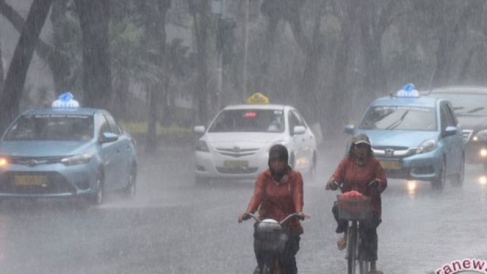 Waspada Jakarta Diguyur Hujan Disertai Petir Hari Ini