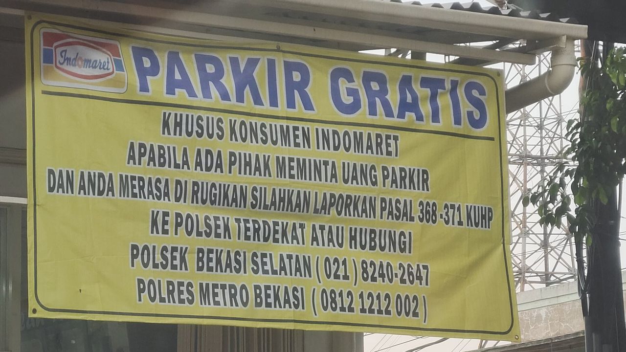 Viral Spanduk Parkir Gratis Indomaret di Bekasi, Lapor Polisi Jika Dimintai Uang Parkir