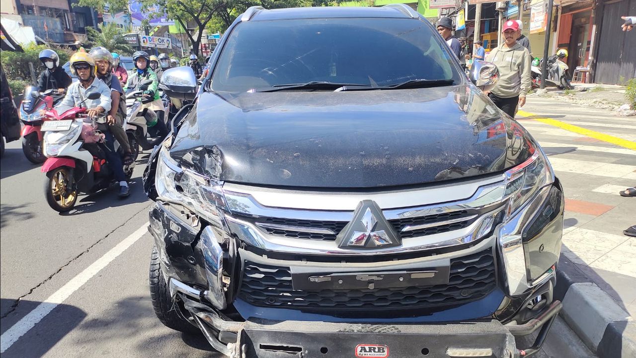 Viral! Sopir Pajero Teriak-Teriak dan Telanjang Usai Tabrak 2 Mobil di Depok