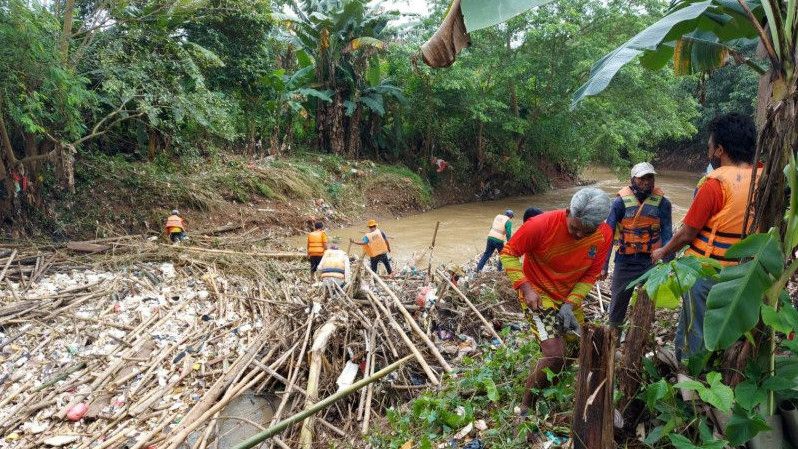 Bukan Plastik, Aliran Sungai Cikeas Bekasi Disumbat Sampah Bambu