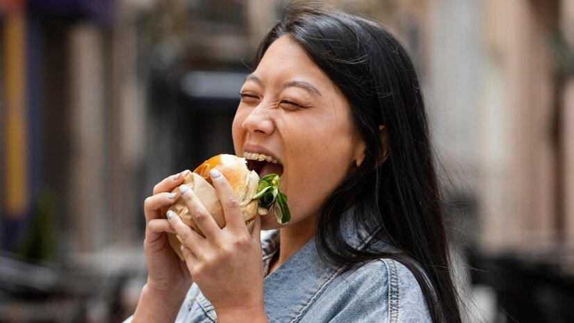 Mengenal Emotional Eating yang Terjadi saat Manusia Stres