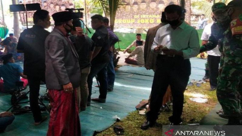 Lagi Asyik Gelar Hiburan, Pesta Pernikahan di Madura Dibubarkan TNI-Polri