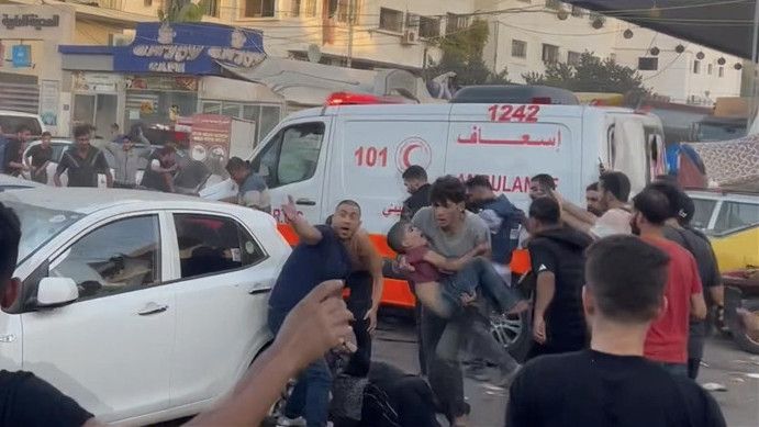 Israel Tarik Kendaraan Militer dari RS Al Shifa, Saksi: Mereka Masih di Dalam, Menembaki Orang yang Bergerak