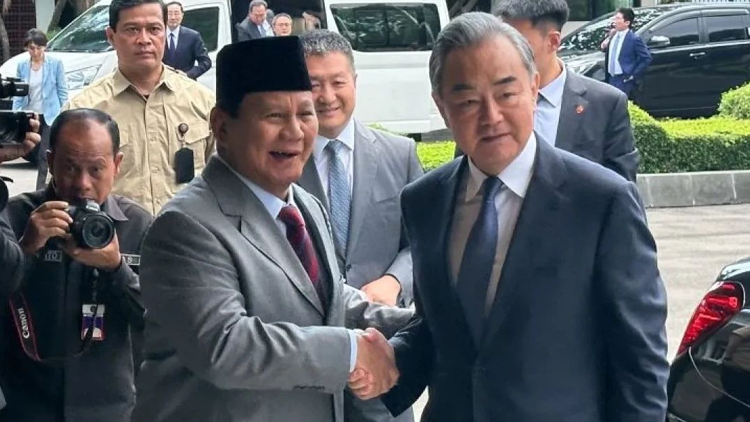 Menlu China Wang Yi Temui Menhan Prabowo di Kantornya