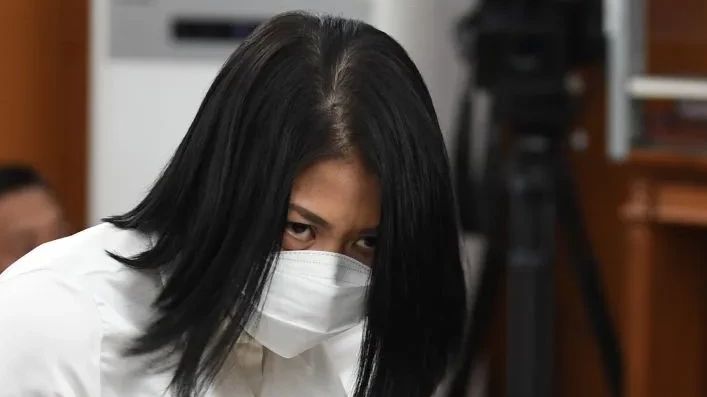 Dituntut Penjara 8 Tahun, Putri Candrawathi Bungkam Saat Keluar Ruang Sidang
