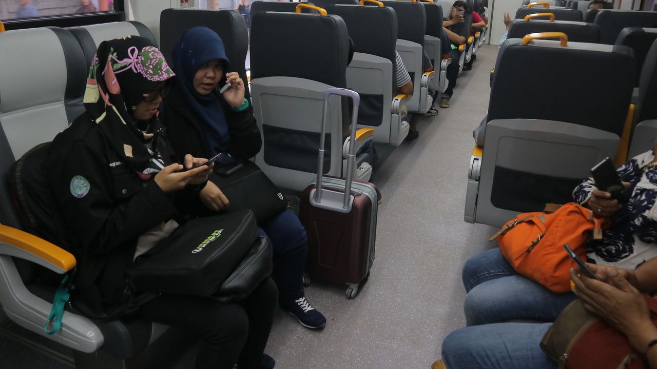 AHY Tak Anggap Isu Gerbong Khusus Perokok di Kereta Penting Direspons