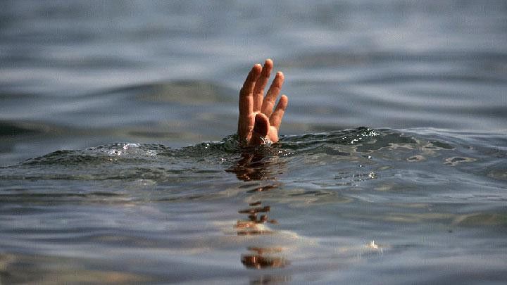 Detik-Detik Anggota Brimob di Singkawang Melawan Ombak Demi Menyelamatkan Anak Tenggelam