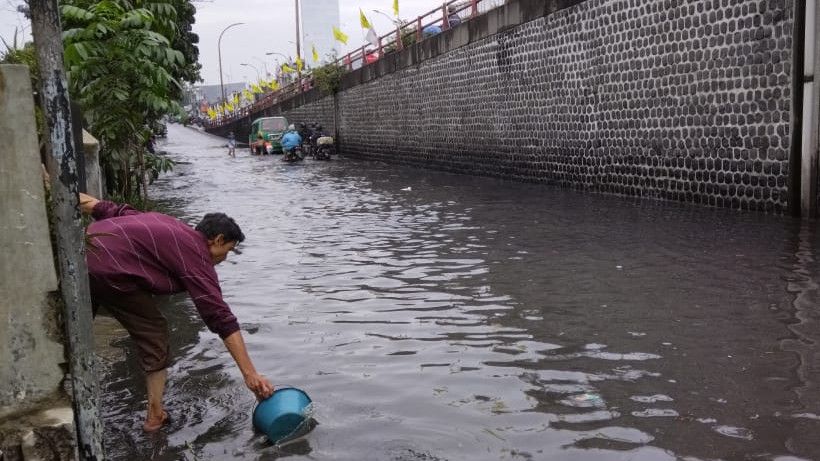 Banjir Rendam Jalan di Perbatasan Cimahi-Bandung, Satu Unit Truk Terjebak