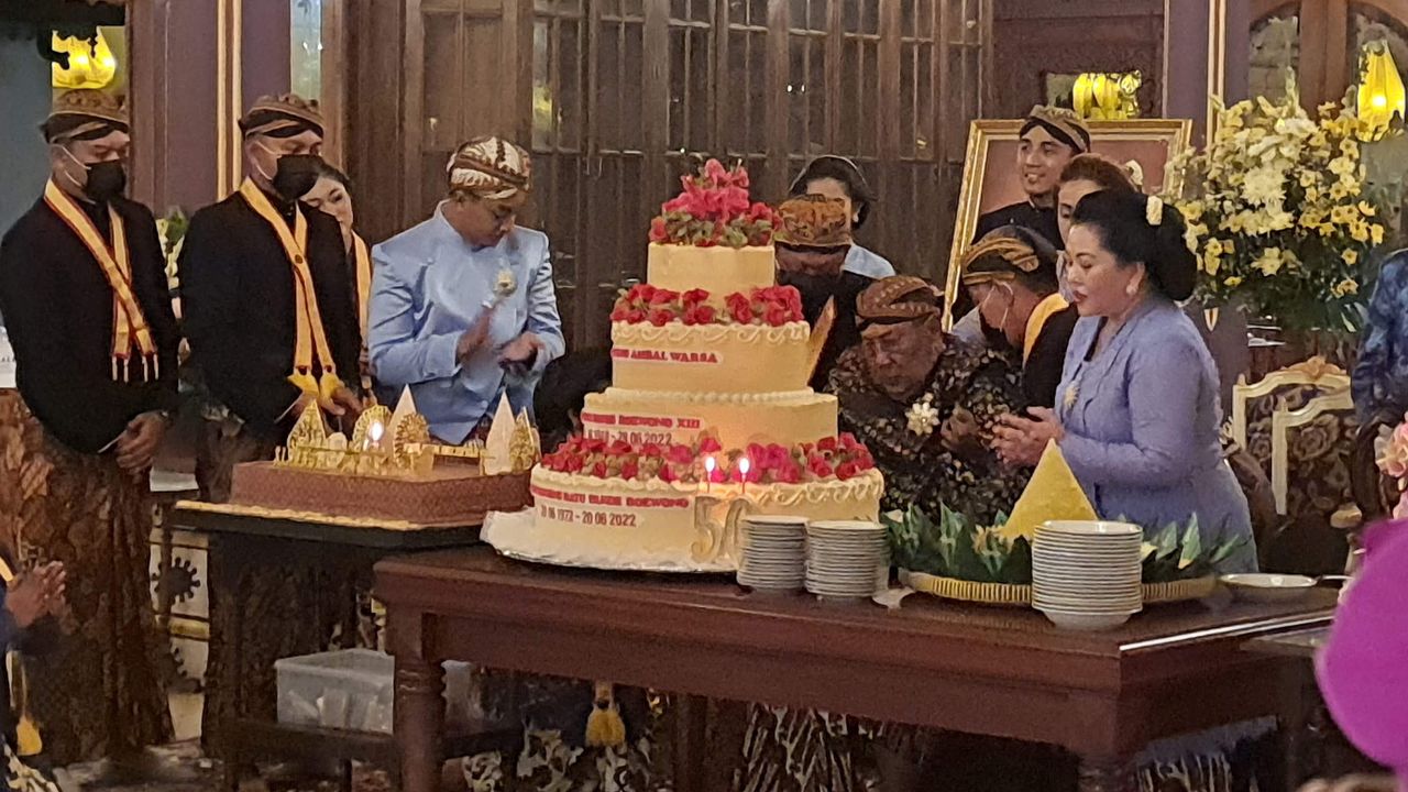 Momen Raja Surakarta PB XIII Rayakan Ulang Tahun ke-74, Dirayakan dengan Potong Kue dan Tiup Lilin