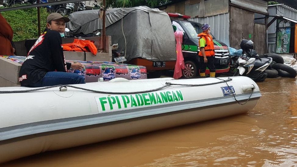 Detik-Detik Posko Banjir Cipinang Melayu FPI Dibubarkan Polisi, Dikasih Waktu 5 Menit untuk Bubar