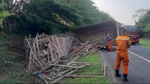 Truk Pengakut Steger Terguling di Tol Jagorawi Bogor, Dua Terluka