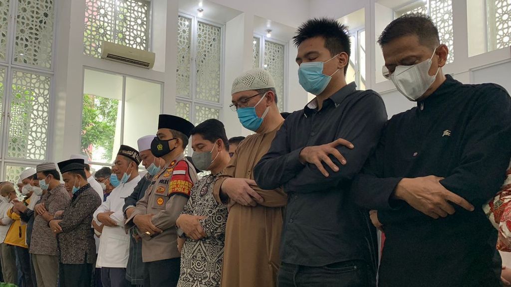 Tak Terima Ditegur Rapatkan Saf Salat, Tiga Pria di Serang Keroyok Imam Masjid