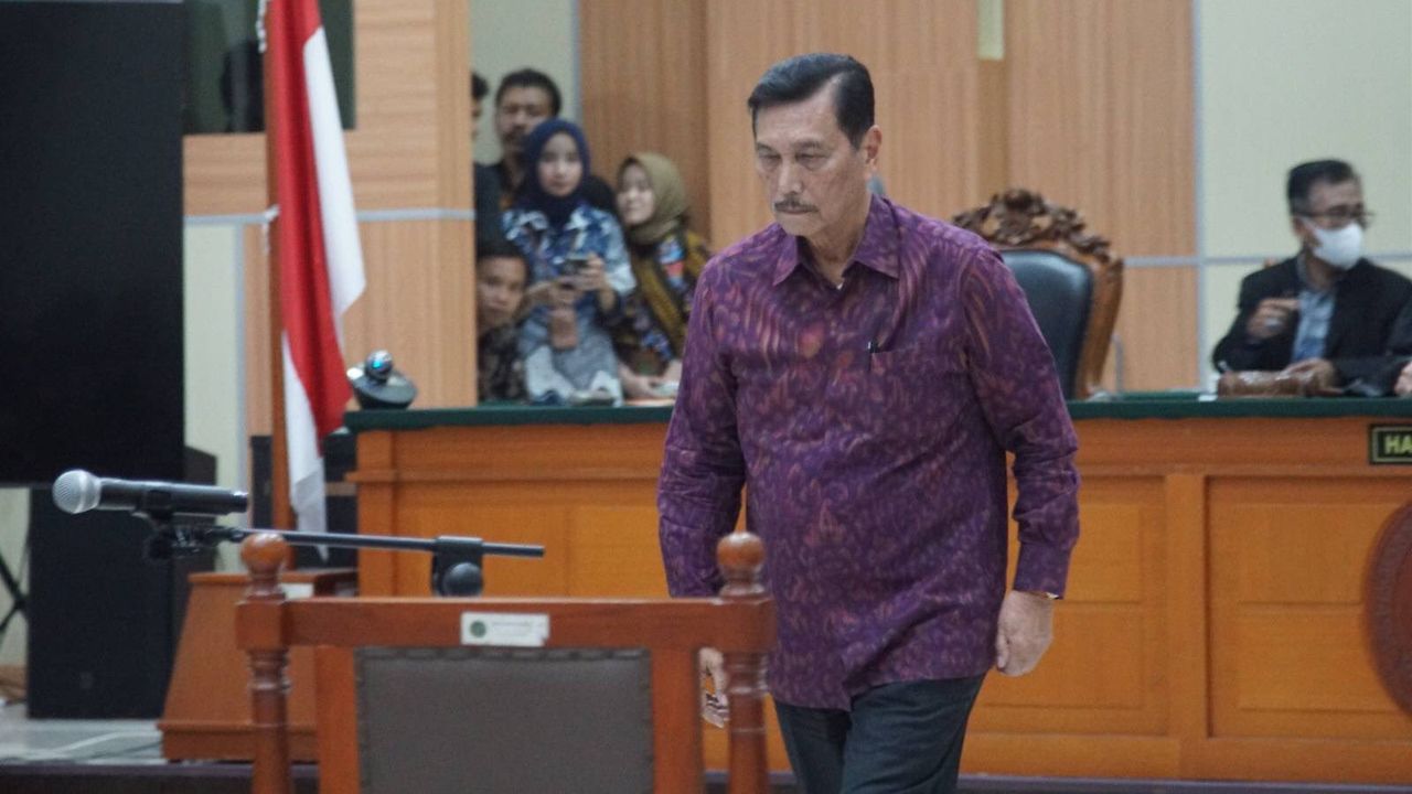 Momen Luhut Ajak Anggota DPR Naik Kereta Cepat dan Panggil Mereka 'Yang Mulia'