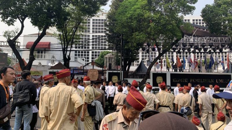 Pendukung Prabowo-Gibran Mulai Bergerombol di Sekitar KPU RI
