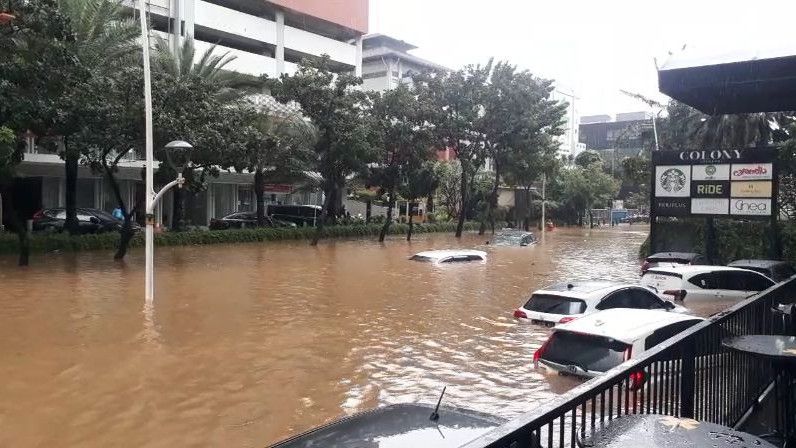 Banjir Besar di Kemang, Rumah Rhoma Irama Kebanjiran, Masih Bertahan di Rumah