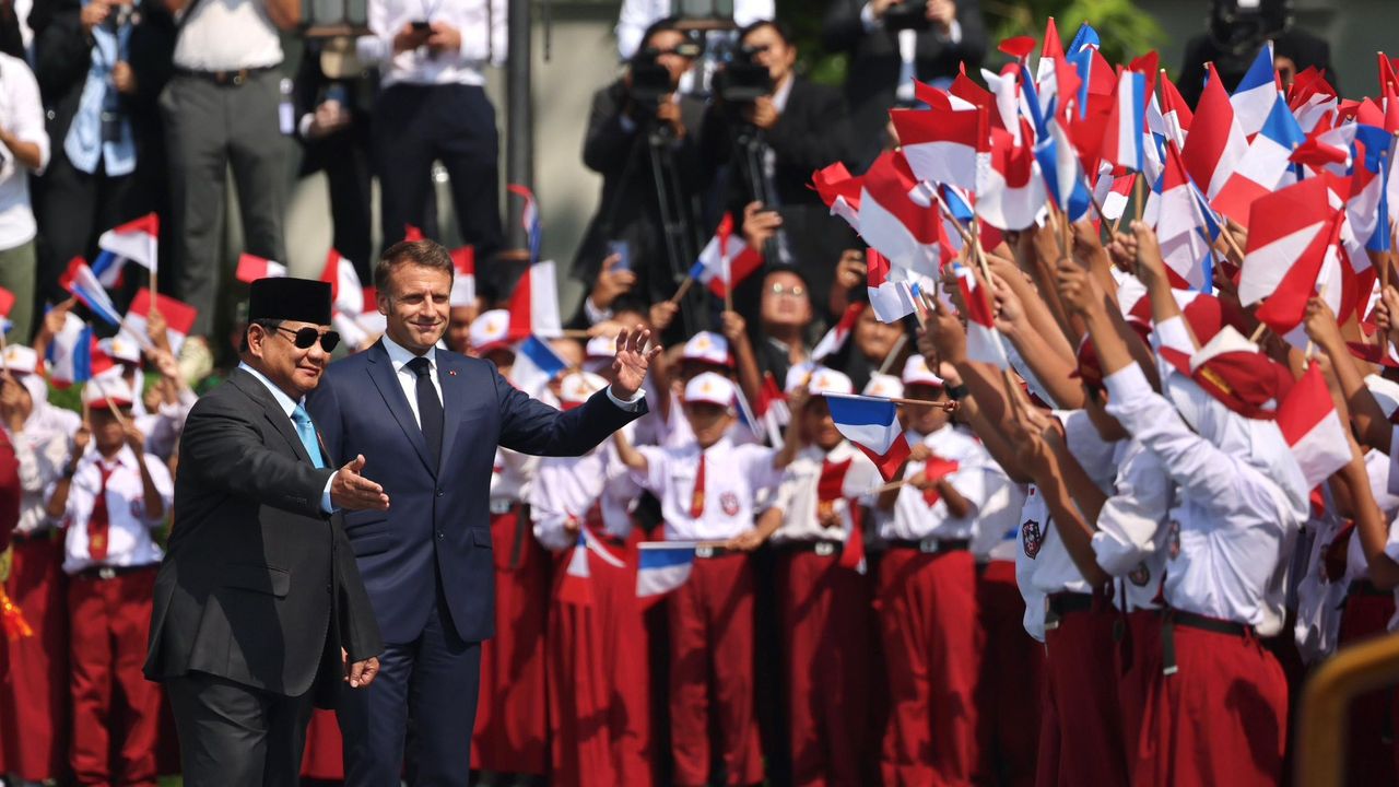 Sentuh Patung Buddha dalam Stupa di Borobudur, Macron dan Teddy Kena Tegur