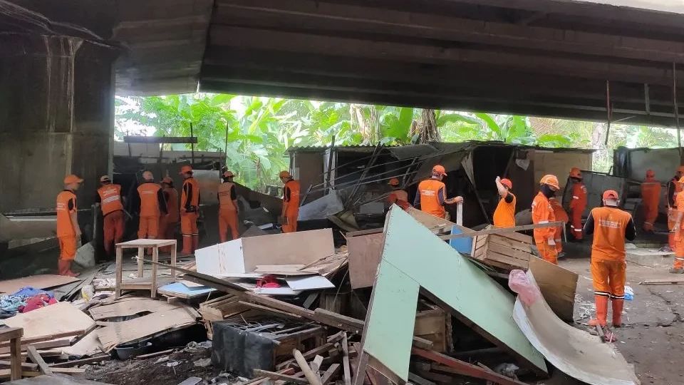 Ratusan Petugas Bersihkan Lapak-Lapak Liar di Kolong Tol Angke