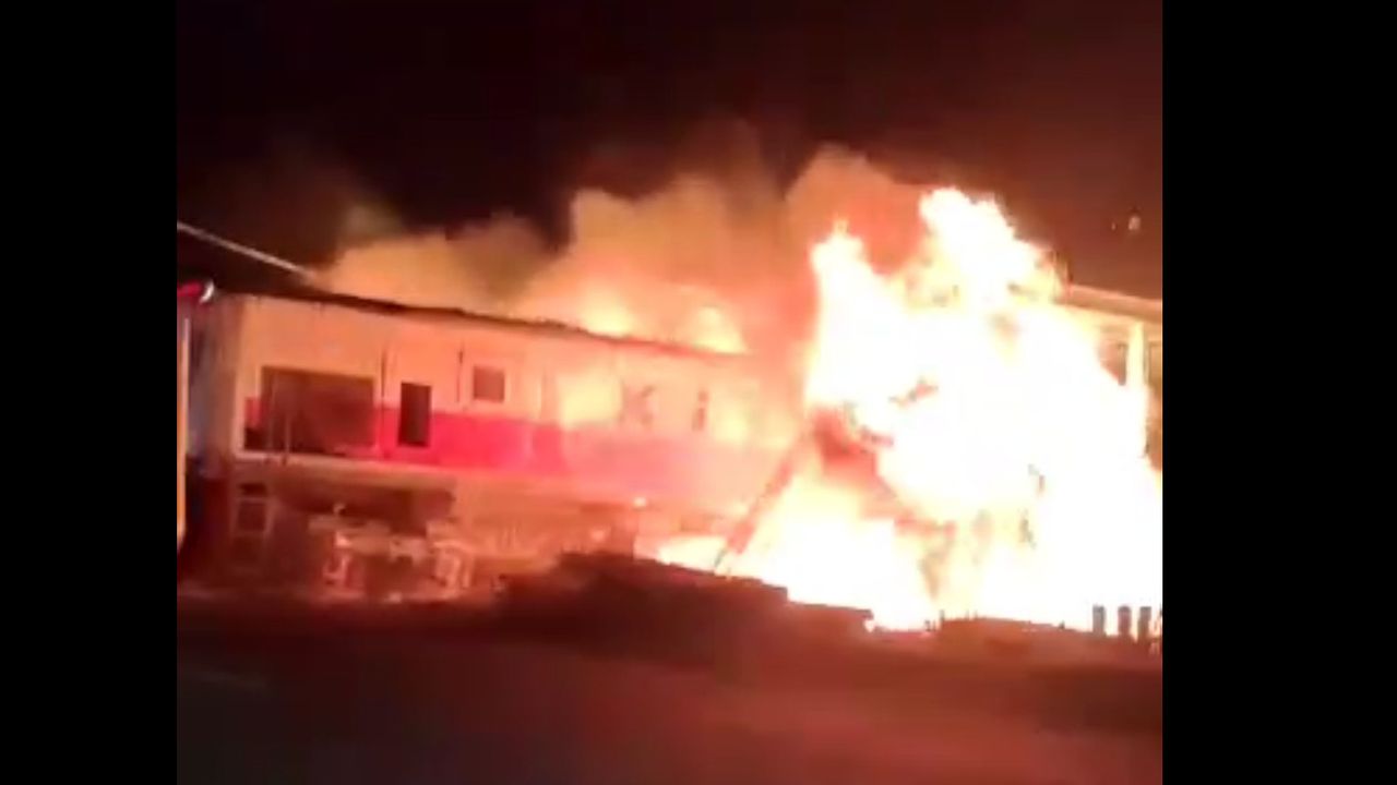 Kereta Api Tabrak Truk Trailer Hingga Meledak di Semarang