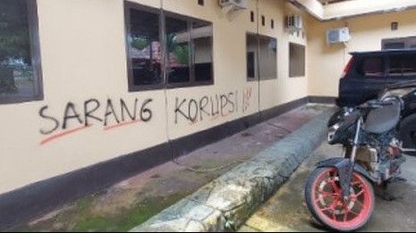 Oknum Polisi Coret Dinding Mapolres Luwu Sulsel 'Sarang Pungli dan Korupsi'