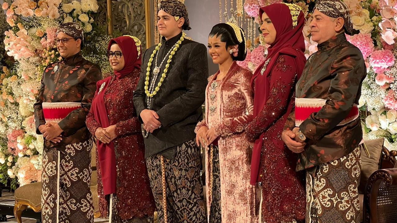 Elegan dengan Kebaya Kutu Baru Pink Velvet, Aura Mutiara Baswedan dan Ali Saleh Alhuraebi Terpancar di Resepsi Pernikahan