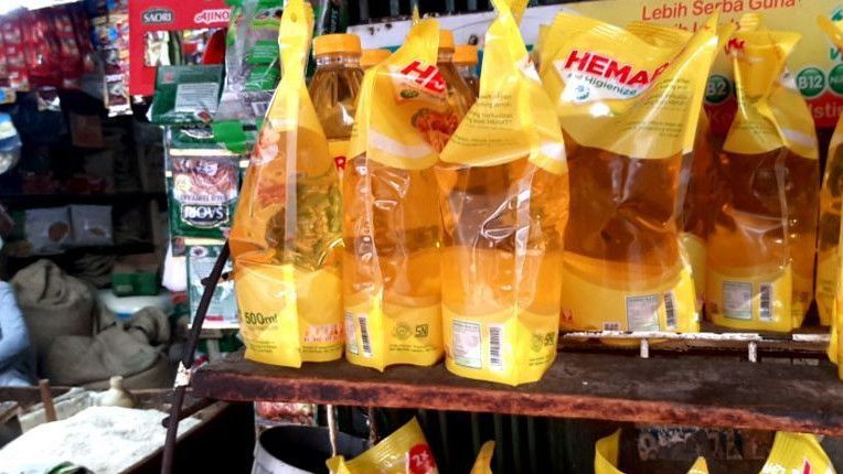 Warga Serbu Minyak Goreng Rp14.000 Per Liter, Pemprov Batasi Pembelian