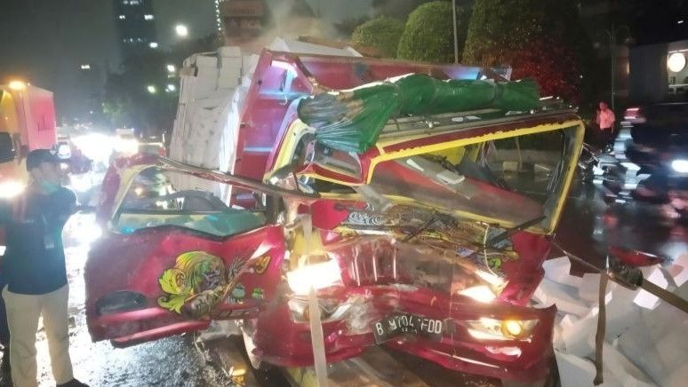 Sopir Truk Tewas Usai Tabrak Jalur Pembatasan Beton di Depan Gedung Bidakara Jalan Gatot Subroto Jaksel
