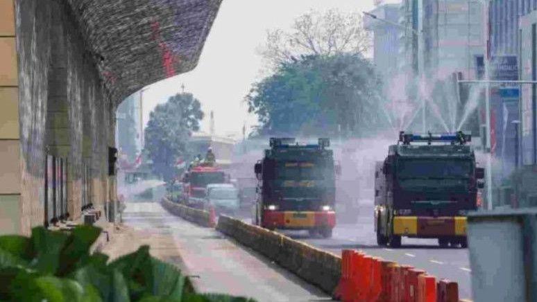 Kurangi Polusi Udara di Jakarta, Pemadam Kebakaran Kerahkan 20 Unit Mobil Semprotkan Air di Jalan