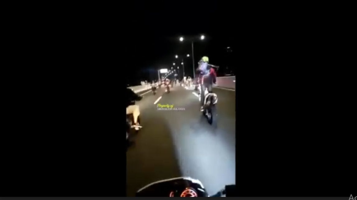 Viral Penampakan Rombongan Pengendara Supermoto Naik Motor Sambil Berdiri di Tol Kelapa Gading-Pulo Gebang, Polisi Turun Tangan